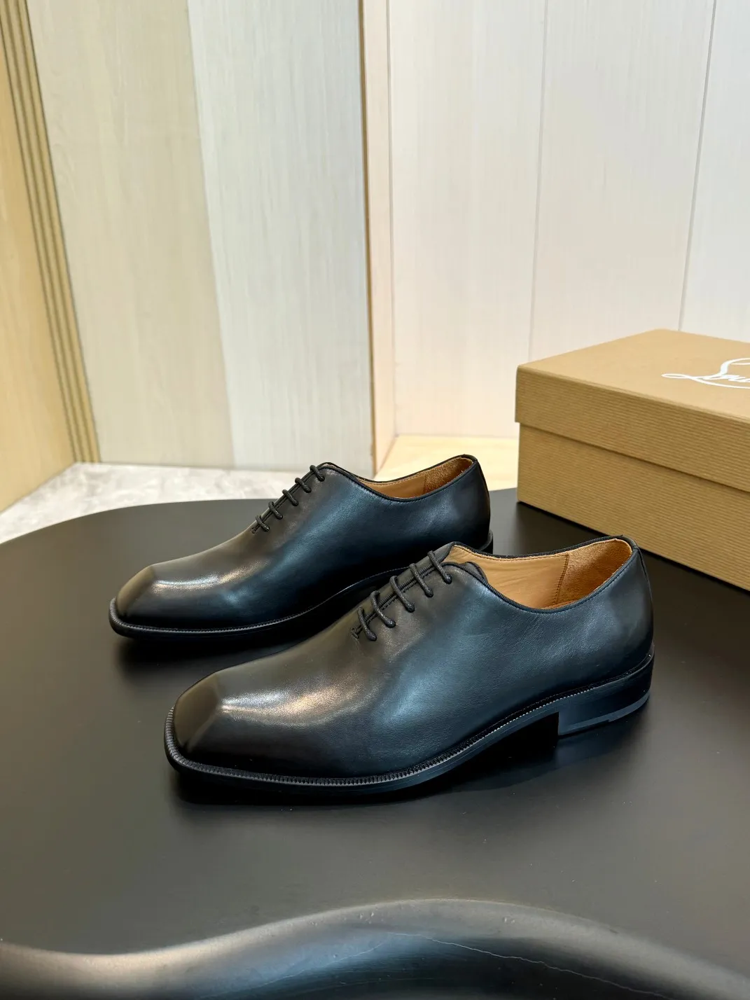 [CL red-soled shoes] Top P: 1020💰 Size 39-44 (⚠️38.45.46 custom-made, non-refundable and non-exchangeable) 🆑High-end men’s business formal leather shoes, original and genuine top-quality goods ••✅💯 Top-quality original order purchasing agent! Original imported patterned cowhide ➕Imported cowhide lining ➕Cowhide feet ➕Original leather outsole~🉑️Feel free to compare the authentic ones!